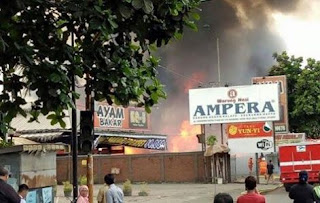 Kebakaran Landa Toko Rotan dan RM Ampera  Bandung