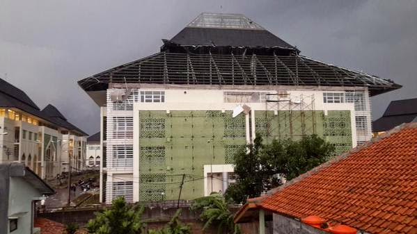 Kampus UIN Bandung Berantakan Diterjang Angin Puting Beliung Kampus UIN Bandung Berantakan Diterjang Angin Puting Beliung