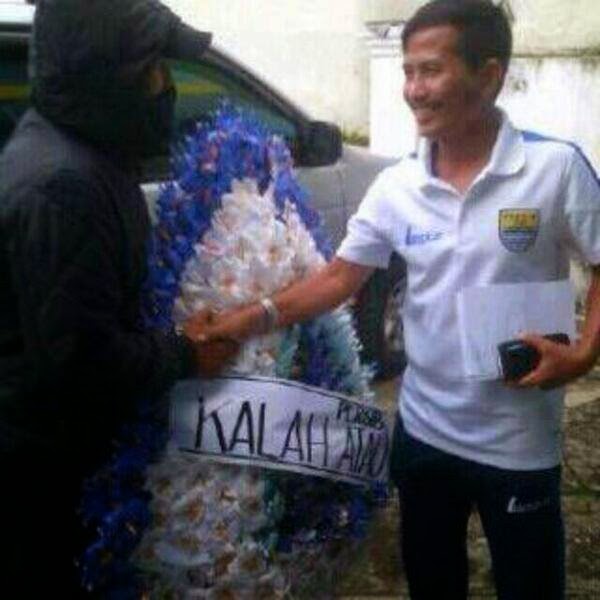 Karangan Bunga "Kalah atau Mati" Karangan Bunga "Kalah atau Mati"