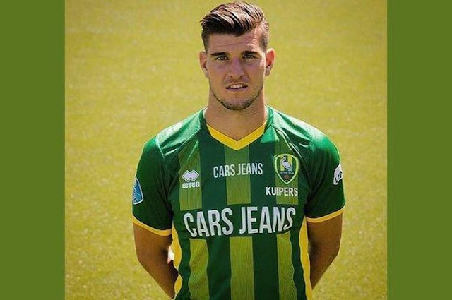 Nick Kuipers dikontrak Persib 1,5 tahun. Nick Kuipers dikontrak Persib 1,5 tahun.