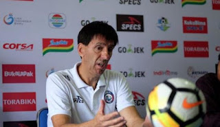 Kalah, Pelatih Arema FC Malah Kecam Permainan Persib