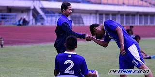 Djanur Hadir pada Sesi Latihan Persib Bandung di Stadion GBLA