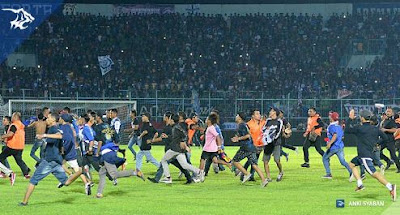 Foto & Video Aremania Kacaukan Akhir Laga Arema vs Persib, Dahi Gomez Berdarah