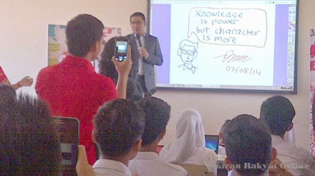 Smart Digital Classroom Diresmikan di SMAN 3 Bandung Smart Digital Classroom Diresmikan di SMAN 3 Bandung