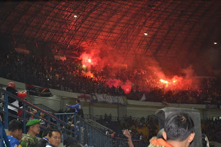 Persib Didenda Lagi Rp30 Juta Akibat Flare Bobotoh di Stadion