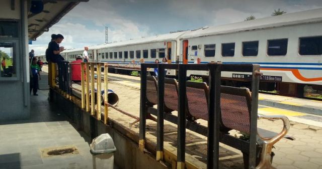 Stasiun Cimekar Bandung Dekat Stadion GBLA dan Masjid Terapung Al Jabbar