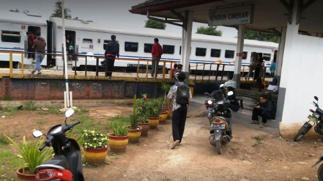 Stasiun Cimekar Bandung Dekat Stadion GBLA dan Masjid Terapung Al Jabbar