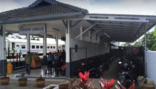 Stasiun Cimekar Bandung Dekat Stadion GBLA dan Masjid Terapung Al Jabbar