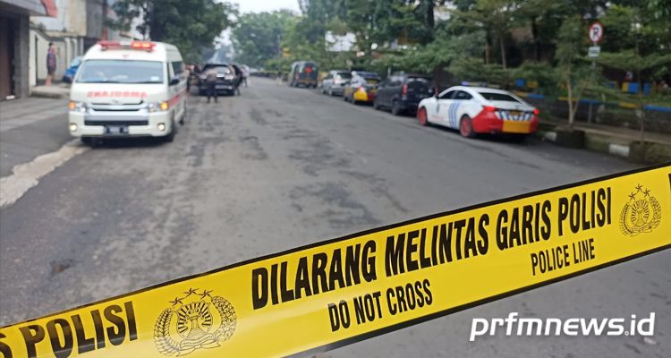 Garis Polisi dipasang di sekitar Jalan Astana Anyar Kota Bandung hari ini Rabu, 7 Desember 2022.