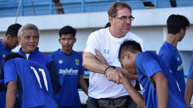 Pemain Muda Persib Cium Tangan Pelatih Abah Obet