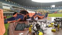 Tenda Vaksinasi Massal di Stadion GBLA Ambruk Hujan Hujan Angin