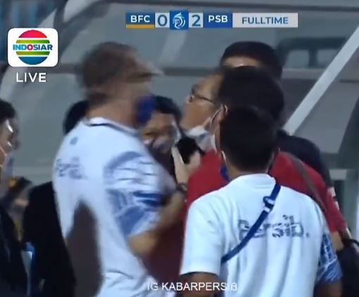 Manajer Bhayangkara FC Sumardji Meludahi Pelatih Persib Robert Alberts