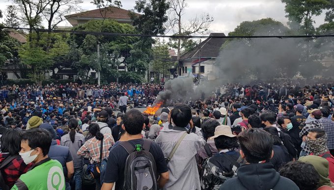 Demo 11 April, Mahasiswa Bandung Kepung DPRD Jabar