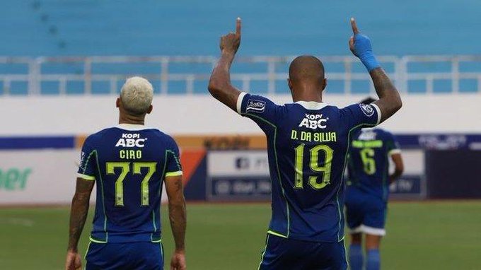 Persib Kalahkan Borneo FC dan Pimpin Klasemen Liga 1
