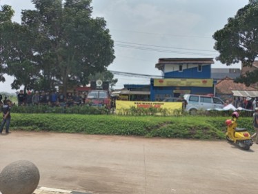 Warga Lokal Gelar Aksi Demo di Depan Masjid Raya Al Jabbar