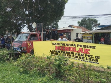 Warga Lokal Gelar Aksi Demo di Depan Masjid Raya Al Jabbar