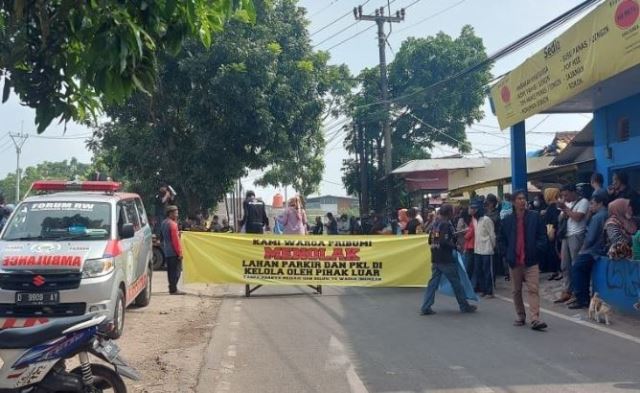 Warga Lokal Gelar Aksi Demo di Depan Masjid Raya Al Jabbar
