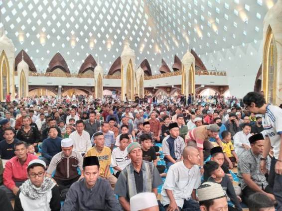 Libur Lebaran, Masjid Raya Al Jabbar Dipadati Pengunjung