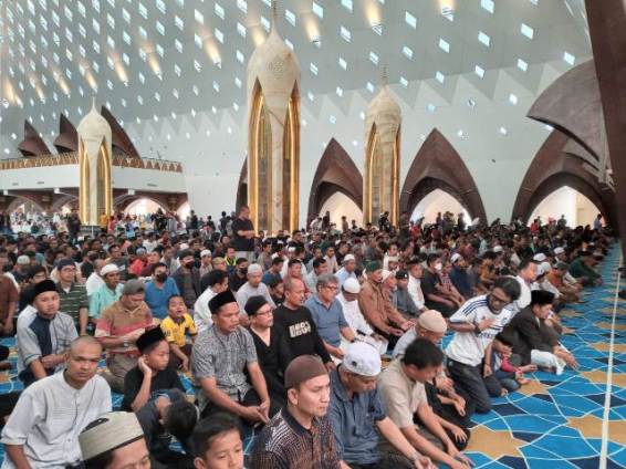 Libur Lebaran, Masjid Raya Al Jabbar Dipadati Pengunjung