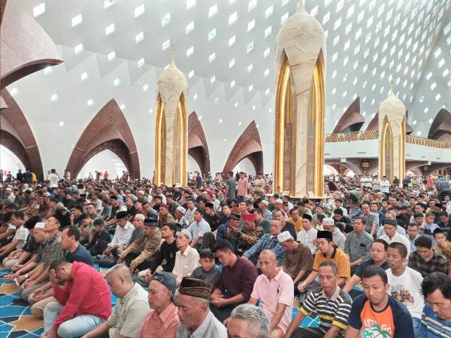 Libur Lebaran, Masjid Raya Al Jabbar Dipadati Pengunjung