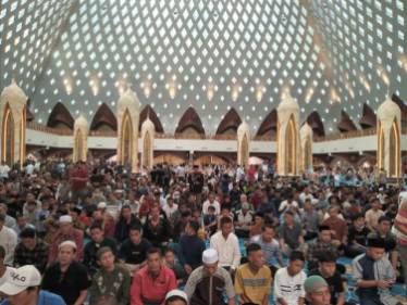 Libur Lebaran, Masjid Raya Al Jabbar Dipadati Pengunjung