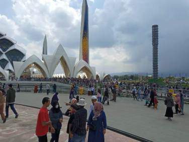 Libur Lebaran, Masjid Raya Al Jabbar Dipadati Pengunjung