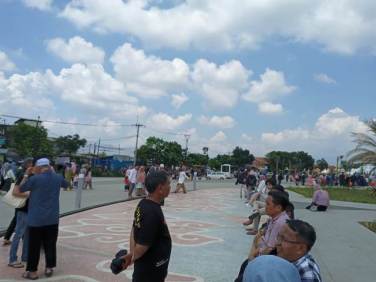 Libur Lebaran, Masjid Raya Al Jabbar Dipadati Pengunjung