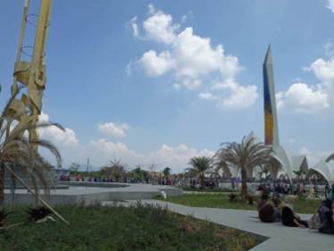 Libur Lebaran, Masjid Raya Al Jabbar Dipadati Pengunjung