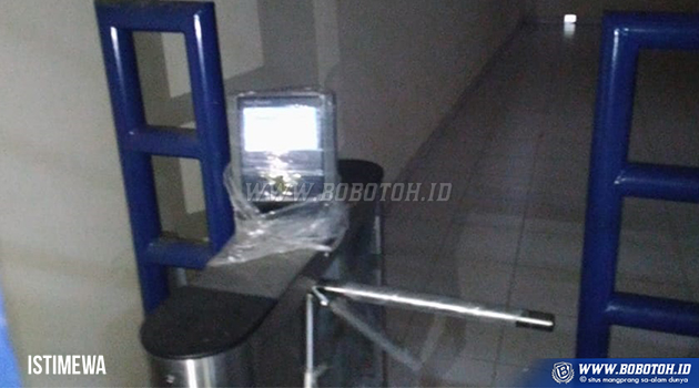 Pintu masuk ke dalam Tribun SJH hanya bisa dibuka dengan melakukan scanning QR Code